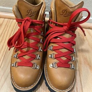 NWOT Women’s Danner boots size 8.5